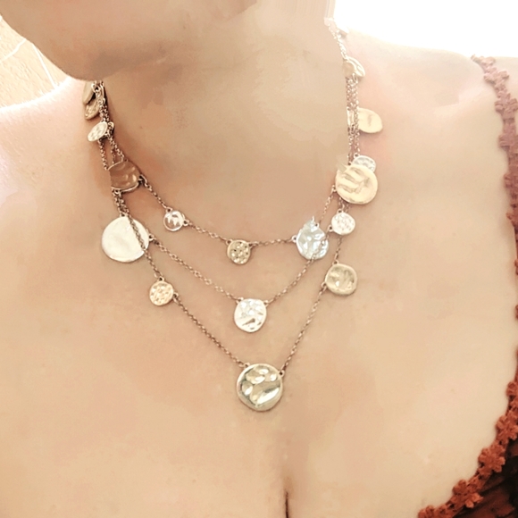 NWOT Gorgeous modern two toned 3 tier necklace - Picture 3 of 5